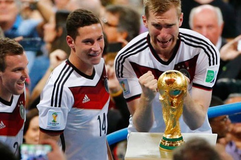 Per Mertesacker (phải) trước cúp vàng World Cup 2014 - Ảnh: Getty Images.