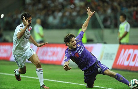 Marcos Alonso (phải) là tác giả bàn thắng ấn định thắng lợi cho Fio.