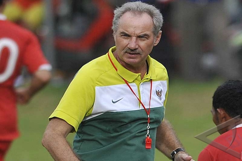 HLV Riedl den san Lach Tray theo doi tuyen Viet Nam hinh anh