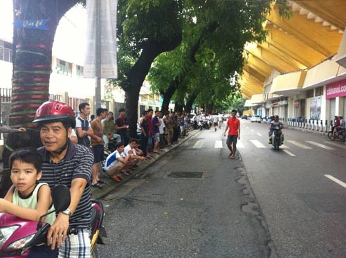 Nhiều người đã xếp hàng trước 9h sáng ở khu vực sân Hàng Đẫy.