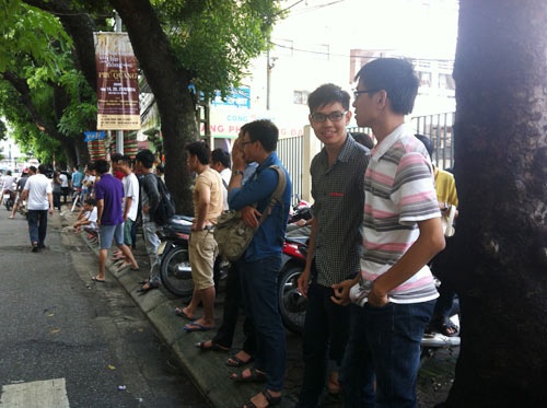 Họ háo hức chờ đợi tấm vé