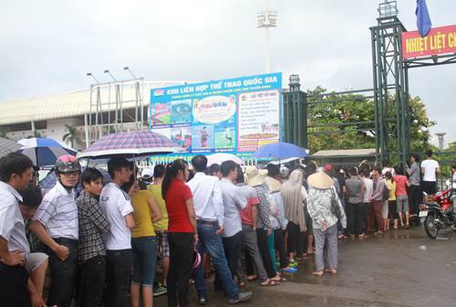 Còn tại SVĐ Mỹ Đình, rất nhiều người đã xếp hàng để mua vé.