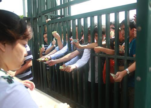 CDV chen chan mua ve xem U19 VN da giai U19 DNA hinh anh