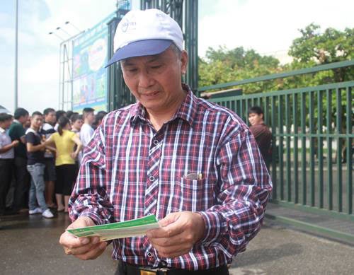 Một người cao tuổi mua được vé để chuẩn bị vào sân Mỹ Đình ủng hộ U19 Việt Nam tranh tài với các đối thủ trẻ rất mạnh đến từ Úc, Nhật Bản.