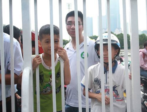 Những fan nhí cũng đến xếp hàng.