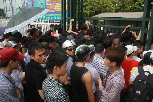 Dù không nhiều người mua, nhưng vẫn xảy ra tình trạng chen lấn.