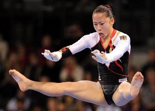 Co gai goc Viet vo dich the duc dung cu Duc hinh anh