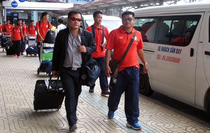 Trưởng đoàn U19 Thái Lan (trái) và HLV trưởng U19 Thái Lan.