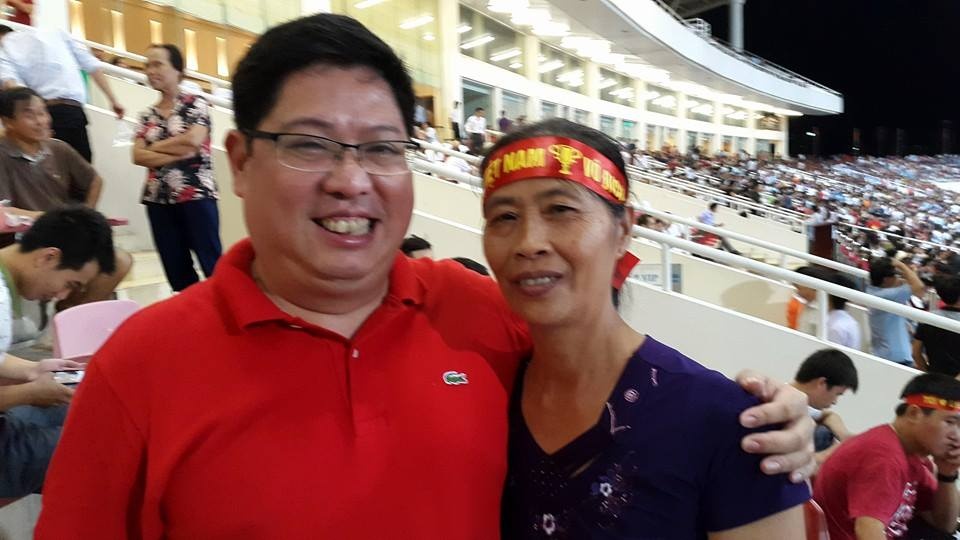 Mẹ Công Phượng cũng có mặt trên khán đài Mỹ Đình để chứng kiến con trai ghi bàn. Ảnh: Trần Song Hải.