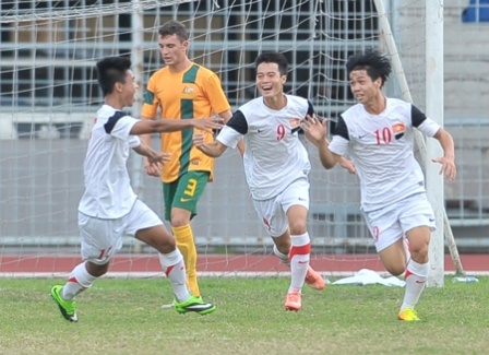 HLV Riedl khuyen U19 chua nen da V.League hinh anh
