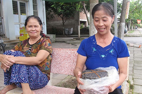 Me Cong Phuong va goi banh da qua que cho con hinh anh