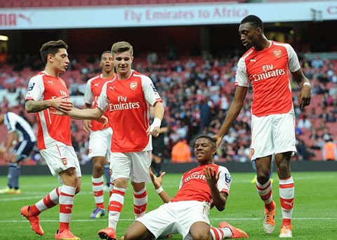 Ky luc chay nuoc rut cua Walcott bi sao tre Arsenal pha vo hinh anh