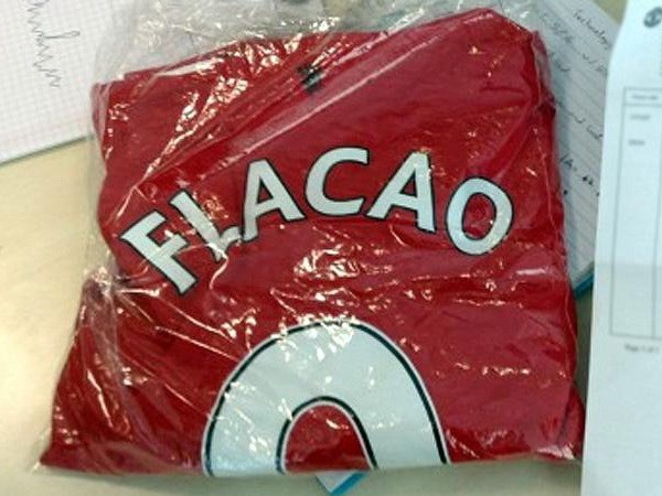 Fan M.U that vong khi nhan ao dau sai ten 'bom tan' Falcao hinh anh