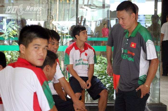 Sáng nay, U19 Việt Nam được cho nghỉ ngơi trong khách sạn. Chỉ có Hồng Duy ngâm mình dưới bể bơi và trung vệ Tiến Dũng trò chuyện với bố mẹ ở sảnh.