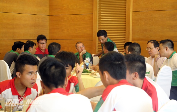 Sau bữa ăn, toàn đội có cuộc họp ngắn, 16h chiều nay, họ sẽ bước vào tập luyện ở sân tập của Liên đoàn bóng đá Việt Nam.