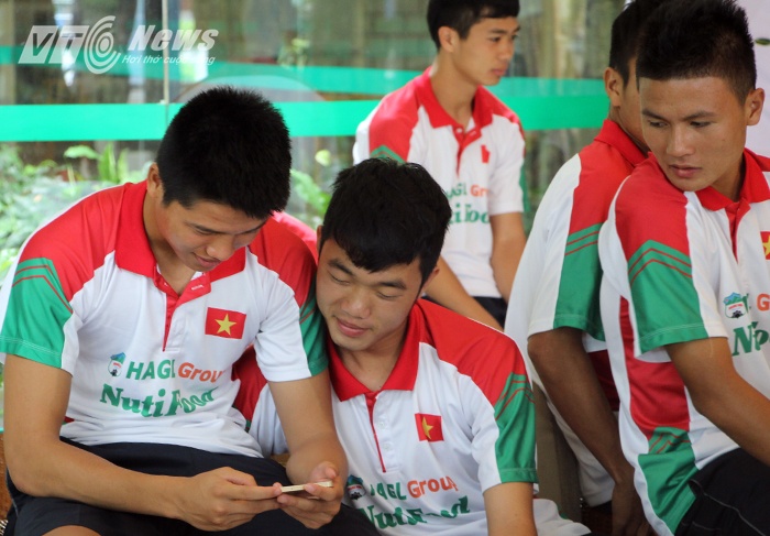 Đến 11h trưa, toàn đội tới phòng ăn.