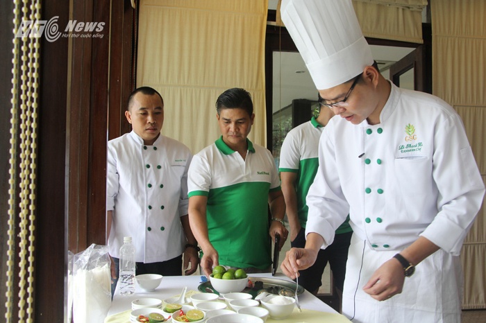 Các chuyên gia dinh dưỡng và đầu bếp của NutiFood đi theo phục vụ đội, chuẩn bị đồ ăn cho bữa trưa.