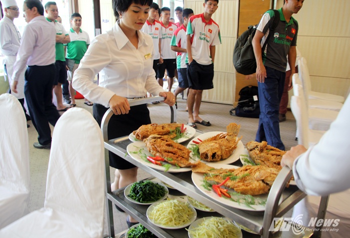 Ngoài ra trong khẩu phần ăn của U19 Việt Nam luôn đảm bảo sự cân bằng giữa các chất. Vì thế các đồ ăn không được thiếu đạm, đường, vitamin...