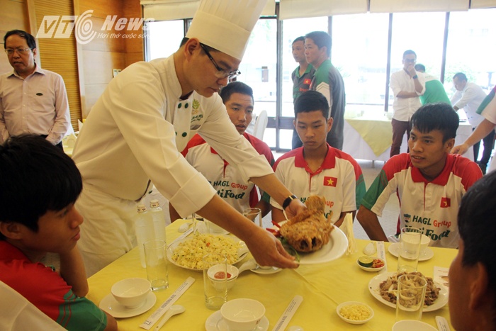 Theo bãc sĩ Hoàng Nghĩa Dương của U19 Việt Nam, ngoài việc phục hồi bằng các biện pháp trị liệu thì việc bổ sung các chất thông qua quá trình ăn uống cũng rất quan trọng.