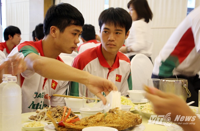 Văn Toàn và Công Phượng có chút mệt mỏi sau trận đấu.