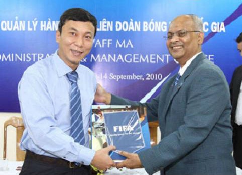 FIFA ho tro bong da Viet Nam gan 17 ty dong hinh anh