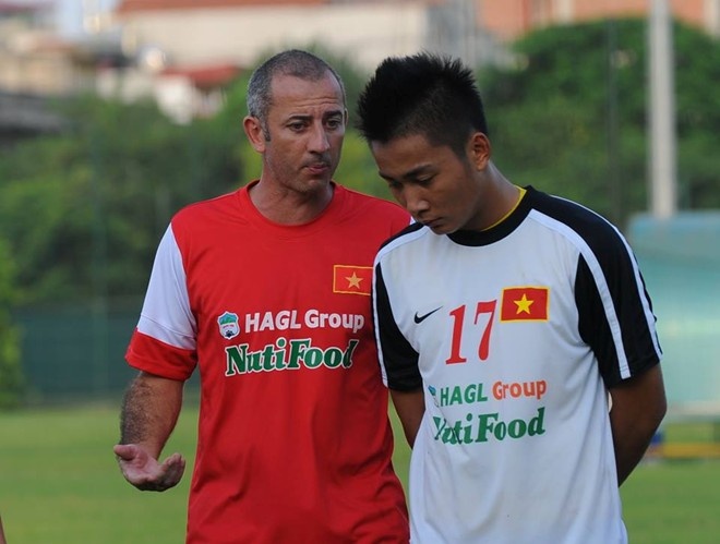 Cau thu U19 Viet Nam khon kho vi chay ve tran chung ket hinh anh