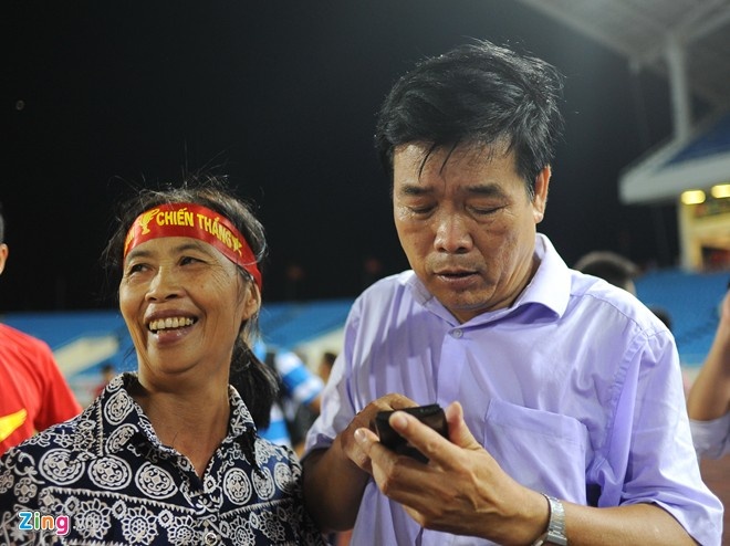 Ông Lương Bách Chiến, bố của Xuân Trường giúp bà Hoa (mẹ của Công Phượng) gọi điện về gia đình ở Đô Lương, Nghệ An chia sẻ cảm xúc sau chiến thắng.