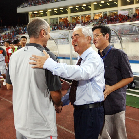 Chủ tịch VFF Lê Hùng Dũng chia vui cùng HLV Graechen.