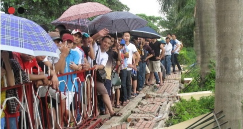 Phat cuong vi ve xem U19, CDV bao vay do tuong tru so VFF hinh anh