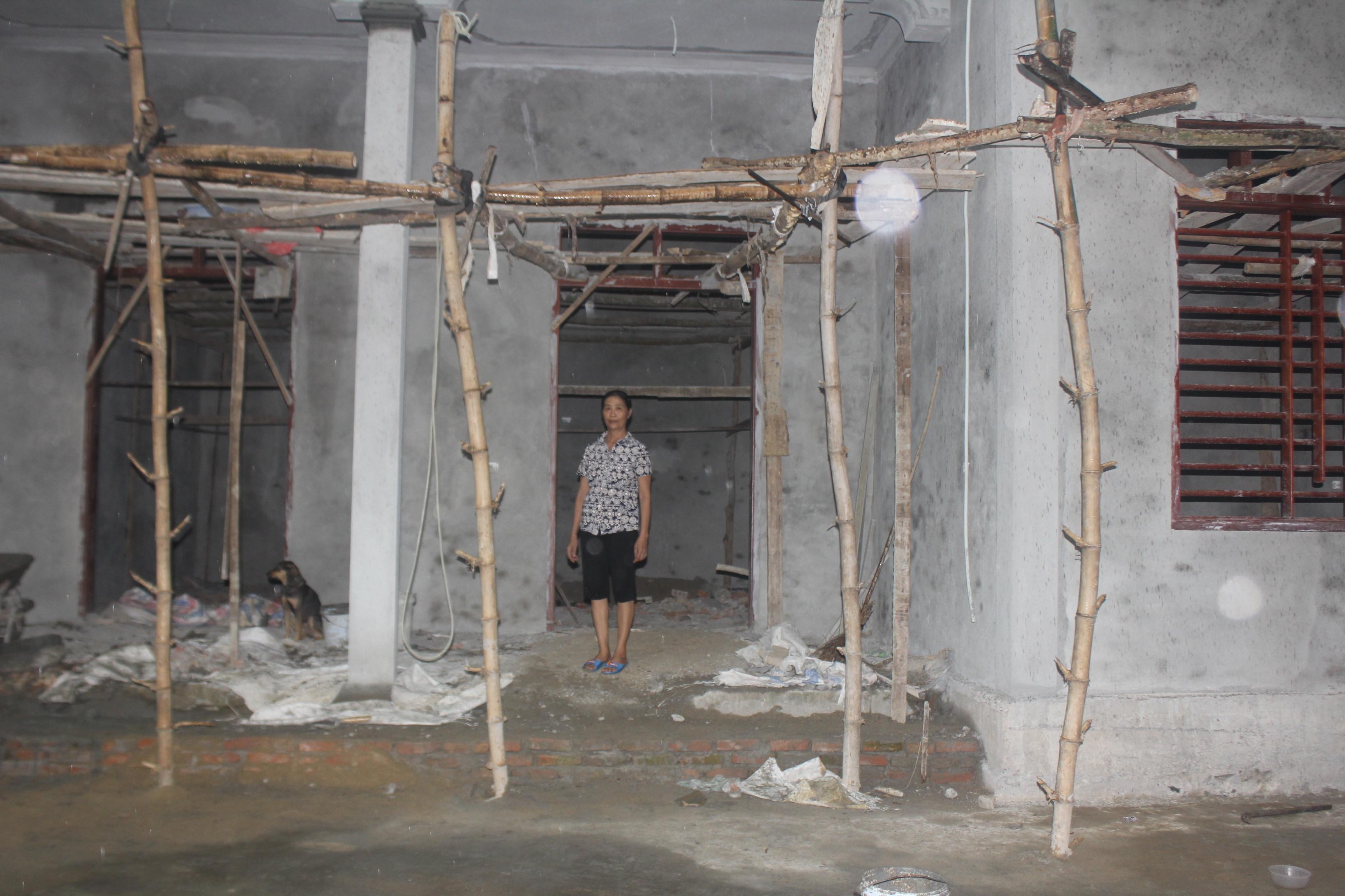 Mẹ Công Phượng tất bật để ngôi nhà sớm được khánh thành.