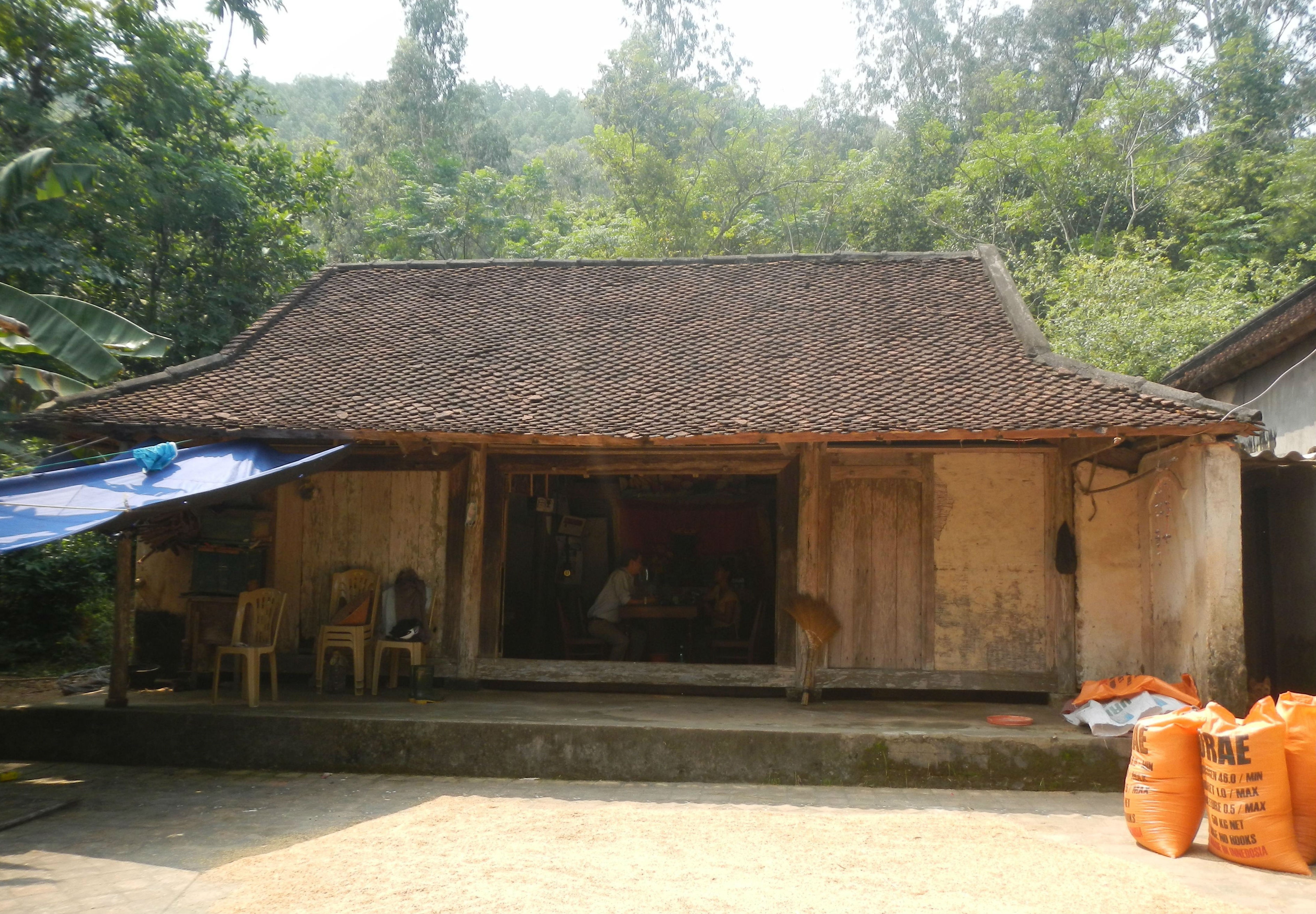 Từ ngôi nhà cũ lụp xụp...