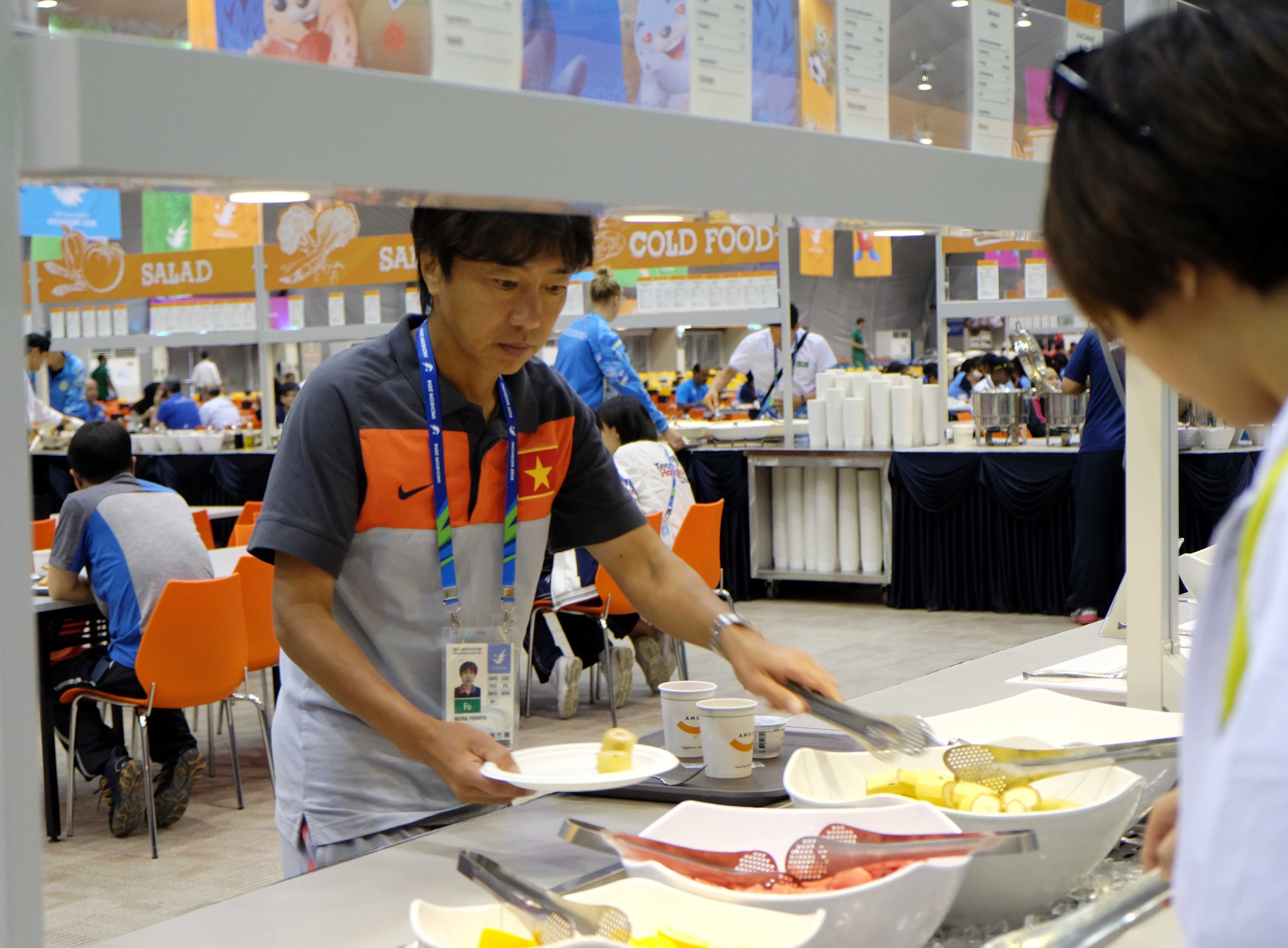 HLV Miura đánh giá cao chất lượng đồ ăn tại Asian Games và cho rằng các cầu thủ sẽ đủ dinh dưỡng cho những trận đấu căng thẳng sắp tới.