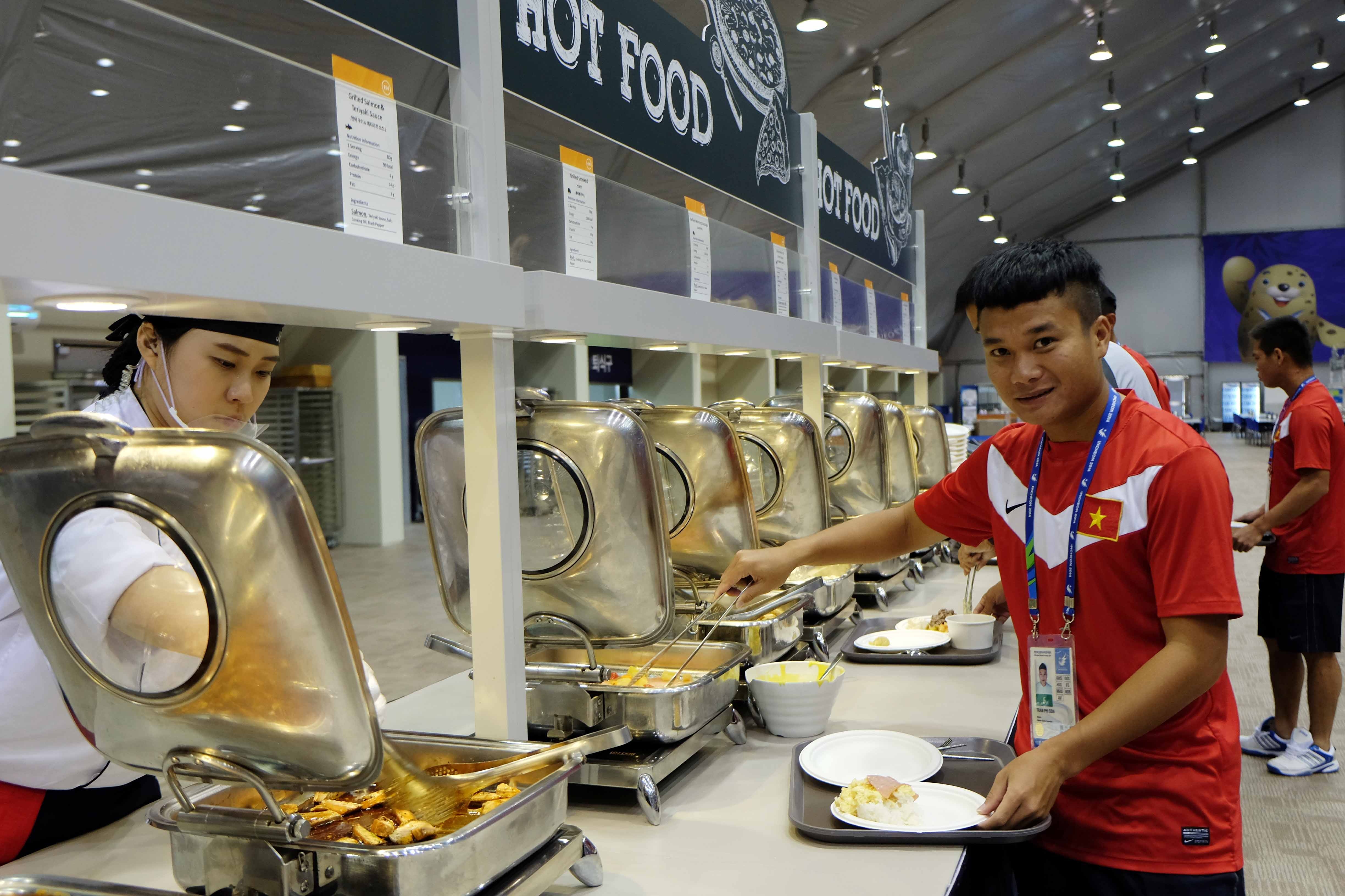 Cau thu Olympic VN thich mon an xu Han hinh anh