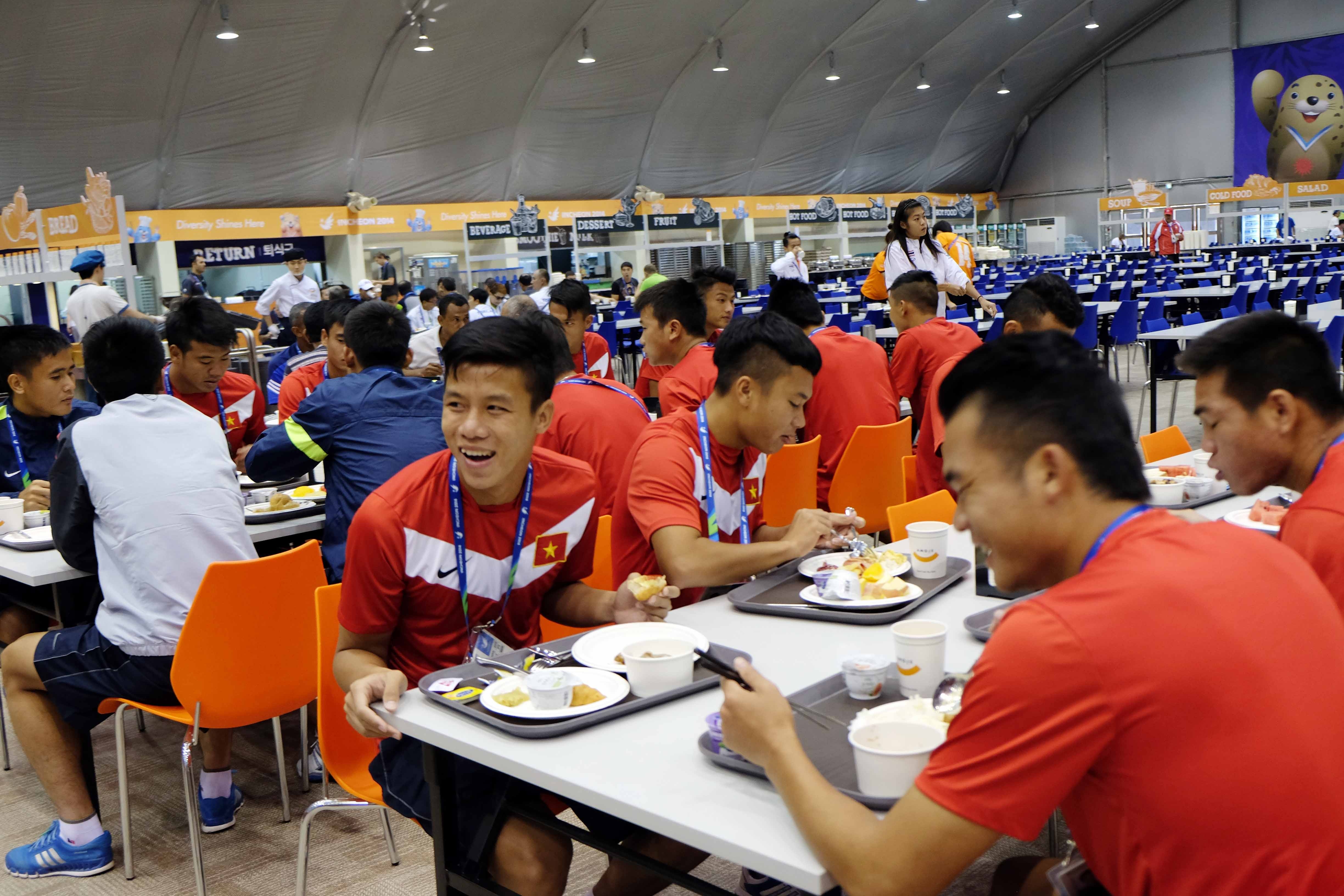 Các cầu thủ xứ Nghệ như Quế Ngọc Hải, Trần Phi Sơn, Nguyễn Hoàng Thịnh vui vẻ trong bữa điểm tâm sáng tại nhà ăn.