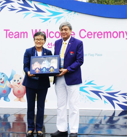 Trưởng đoàn Lâm Quang Thành (phải) thay mặt đoàn Việt Nam nhận quà lưu niệm từ BTC Asian Games 17.