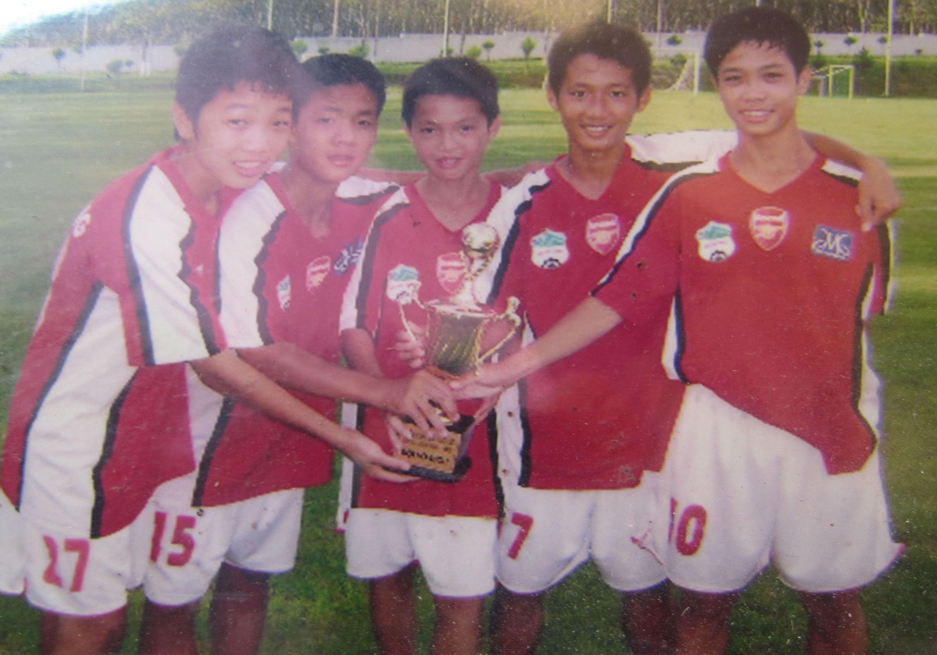 Công Phượng (bìa phải) lớn hẳn lên nhờ được hưởng chế độ dinh dưỡng khác biệt ở HAGL Arsenal JMG.