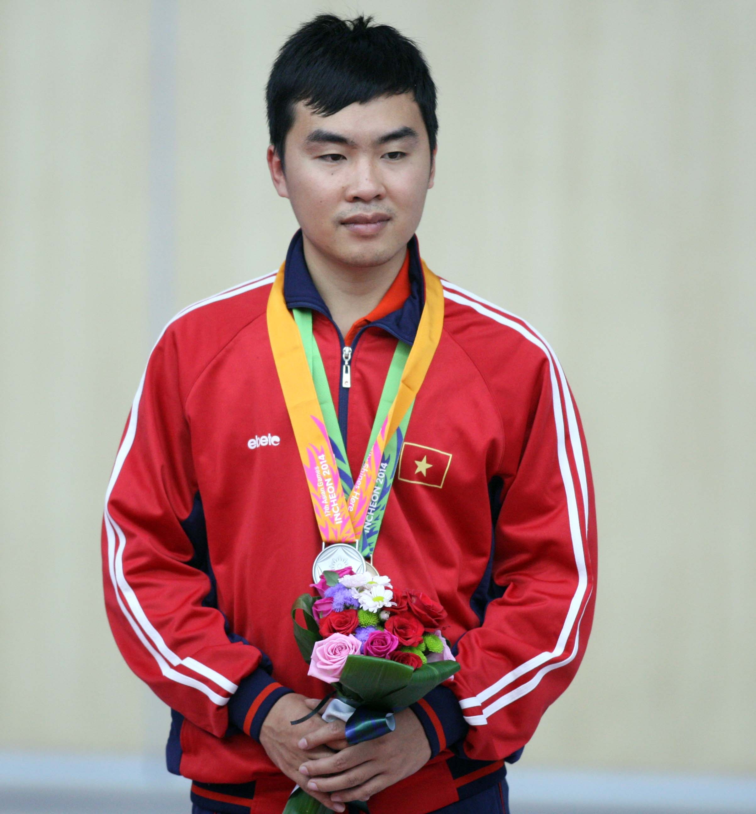 Xạ thủ Nguyễn Hoàng Phương buồn thiu vì đánh mất HCV ở phút chót. Ảnh: Thu Nga.