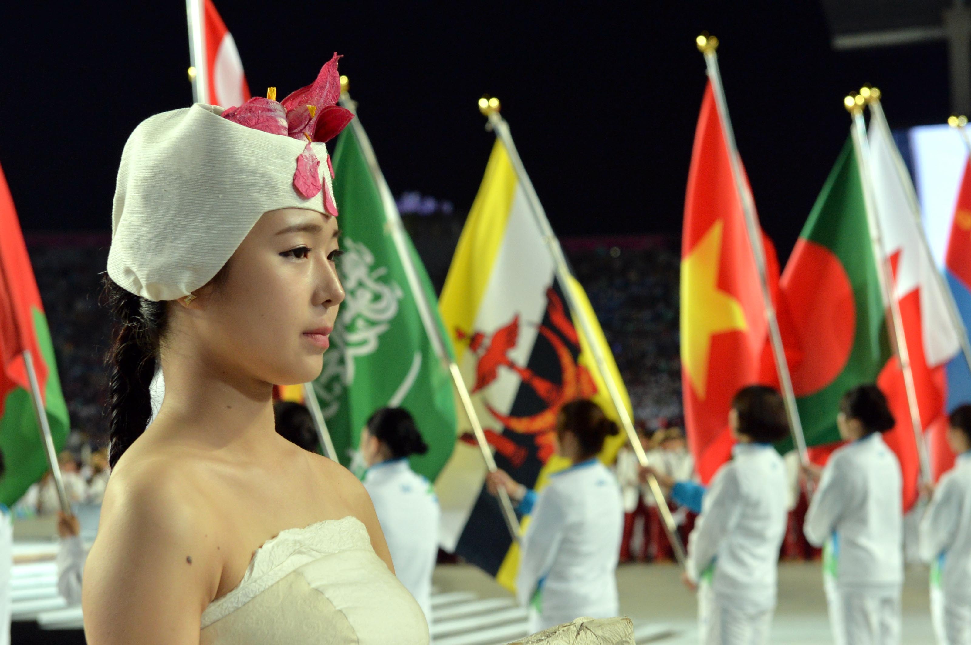 Cô gái Hàn Quốc cầm biển cho đoàn Việt Nam thu hút nhiều ánh mắt dõi theo.