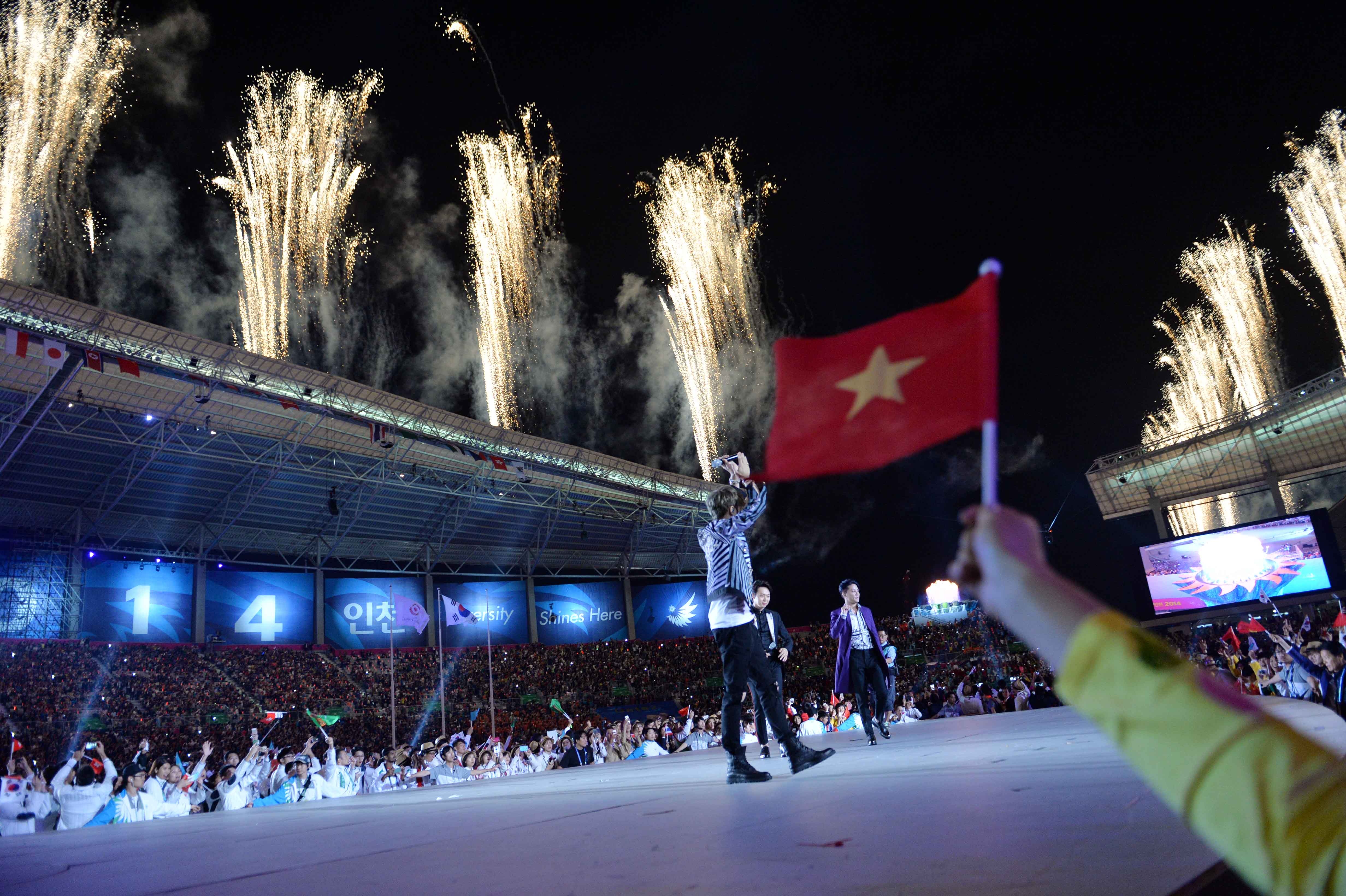 Sự góp mặt của các nhóm nhạc Big Bang, JYJ, Psy, Sistar... mang lại không khí đáng nhớ trong buổi lễ khai mạc.