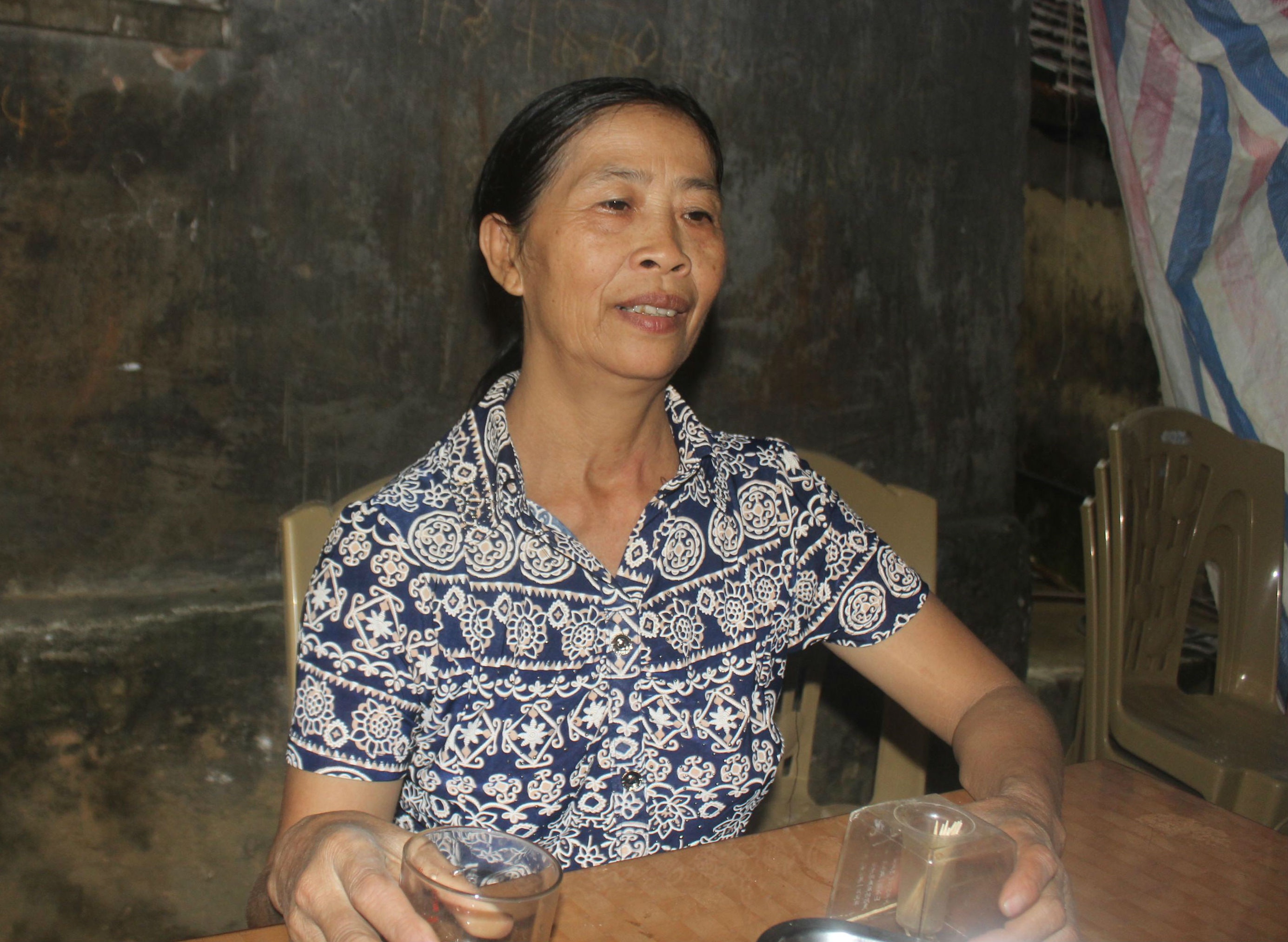 Nhà rất nghèo nhưng bà Hoa luôn quan tâm tối đa đến Công Phượng, sẵn sàng bán lúa, đạp xe ra thị trấn mua quả bóng nhựa để mang niềm vui đến cho con trai.