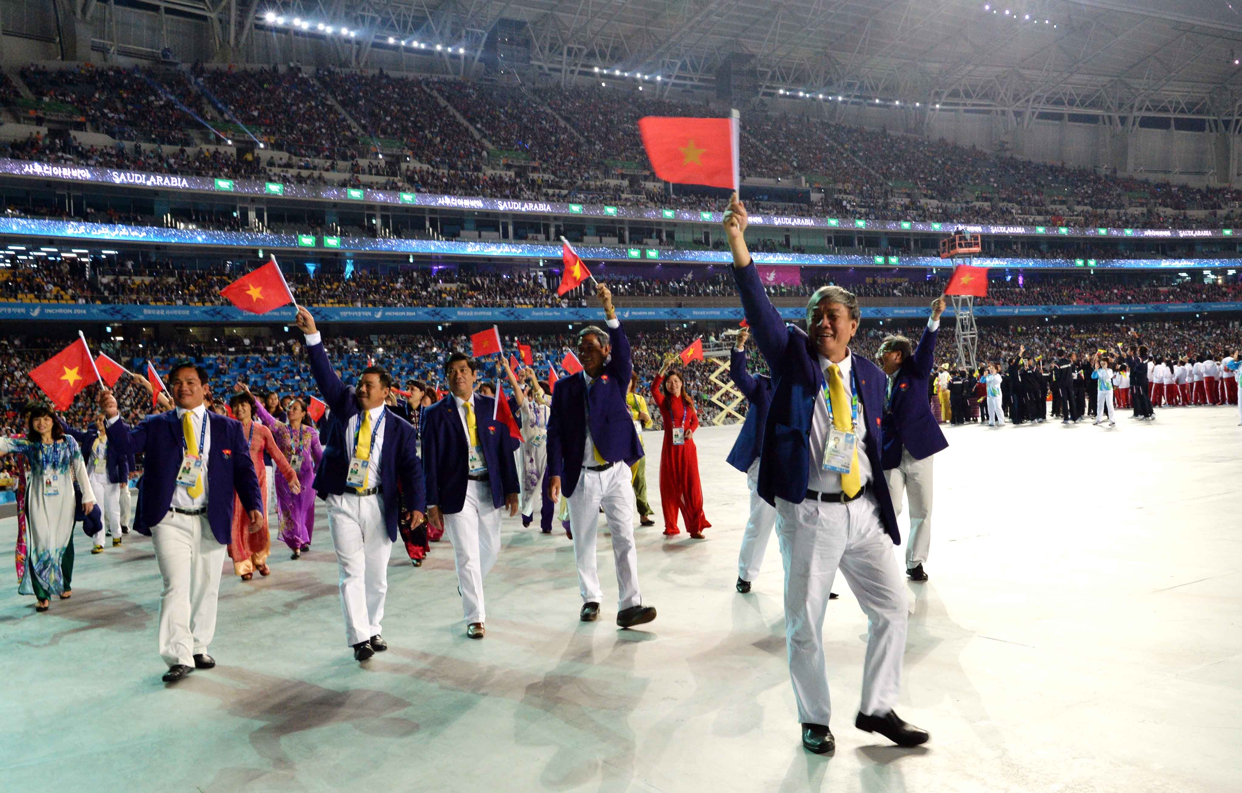 Trưởng đoàn Lâm Quang Thành dẫn đầu đoàn thể thao Việt Nam. Ông Thành khẳng định các thành viên trong đoàn sẽ phấn đấu vượt chỉ tiêu đề ra.