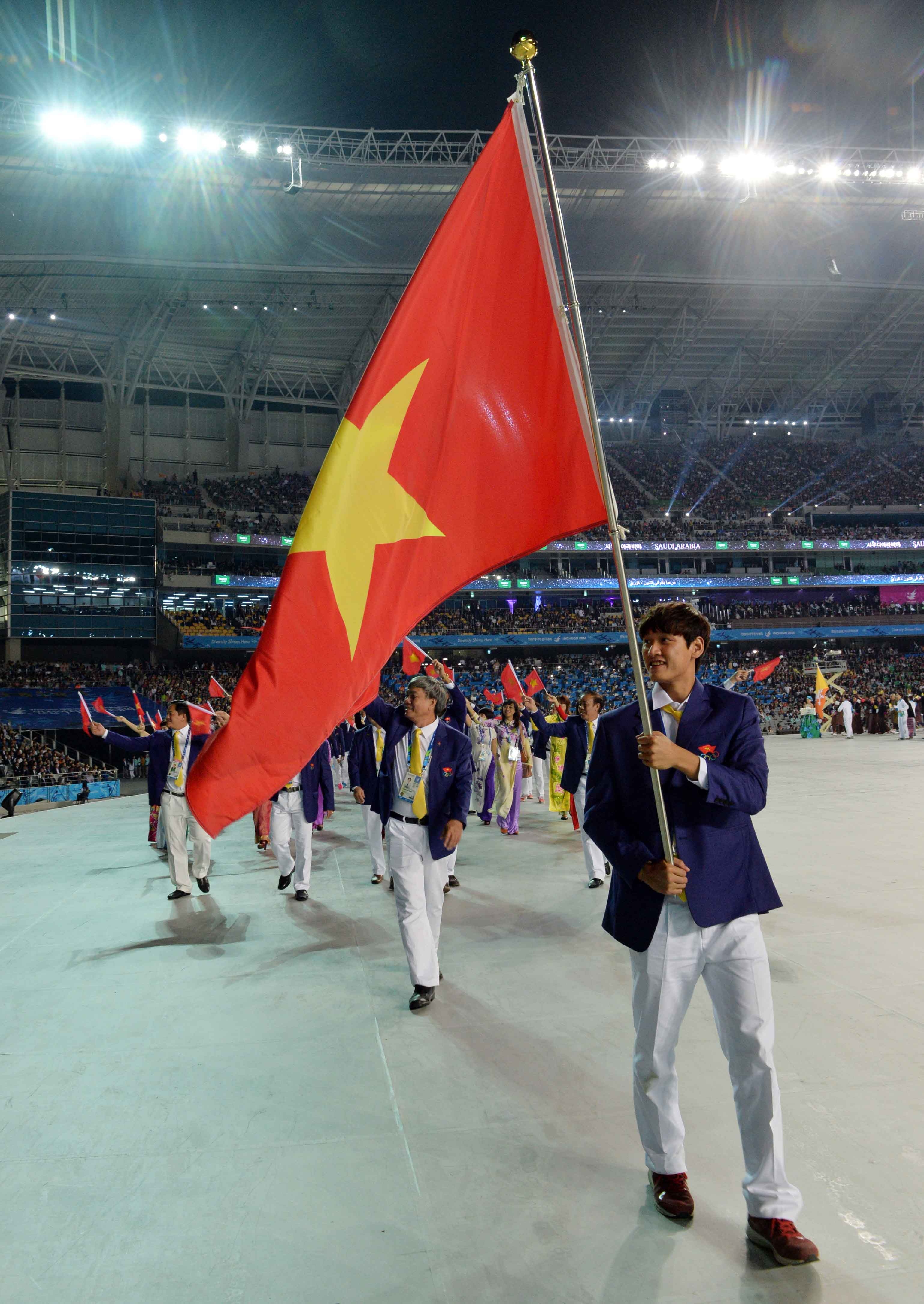 Hot boy Hoàng Quý Phước được chọn là người cầm cờ cho đoàn thể thao Việt Nam. Tại SEA Games 2013, anh cũng được nhận vinh dự này.