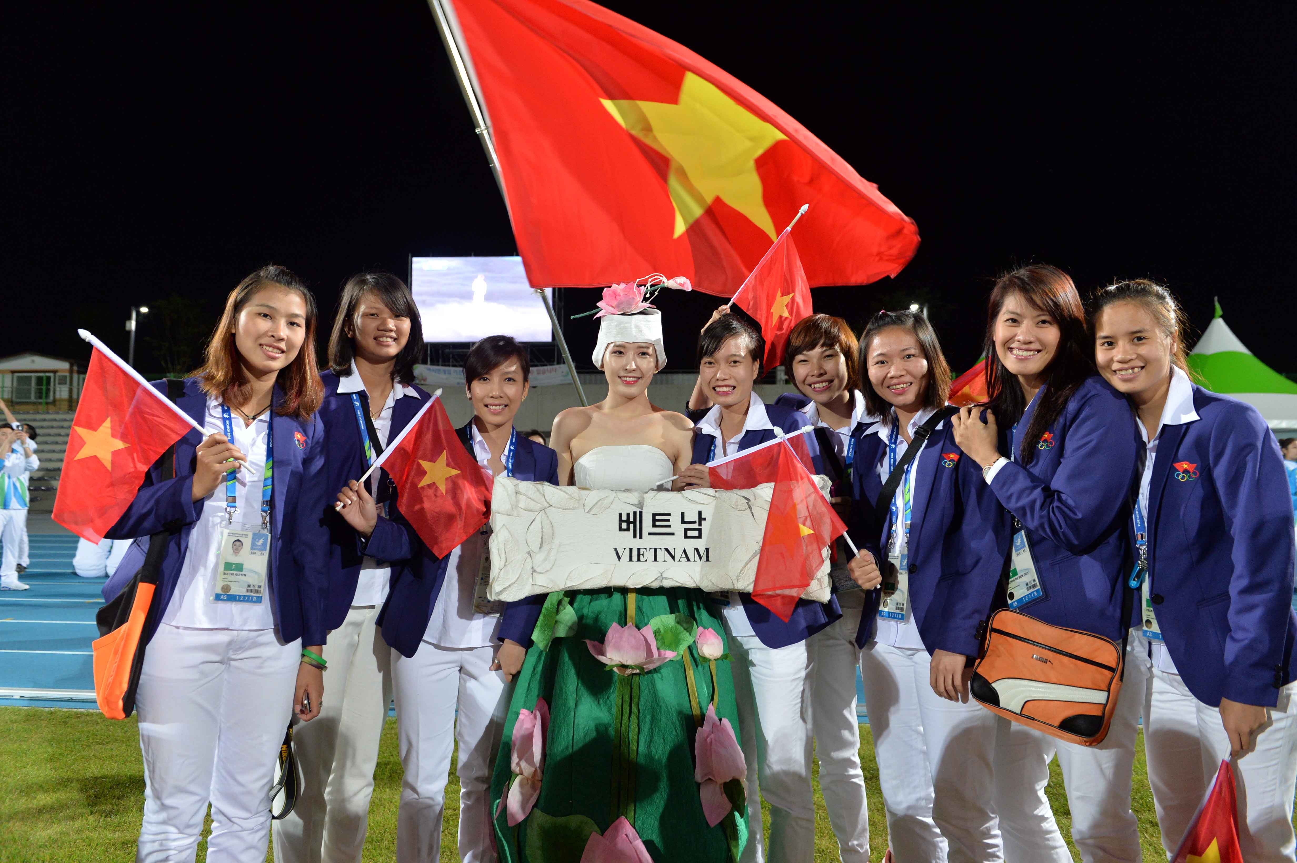 Tình nguyện viên xinh đẹp của đoàn Việt Nam được nhiều VĐV mời chụp ảnh cùng. Đội cầu mây nữ không còn mạnh ở tốp đầu châu lục nhưng cũng phấn đấu giành huy chương.