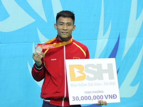 Trường Giang nhận thưởng từ chương trình 