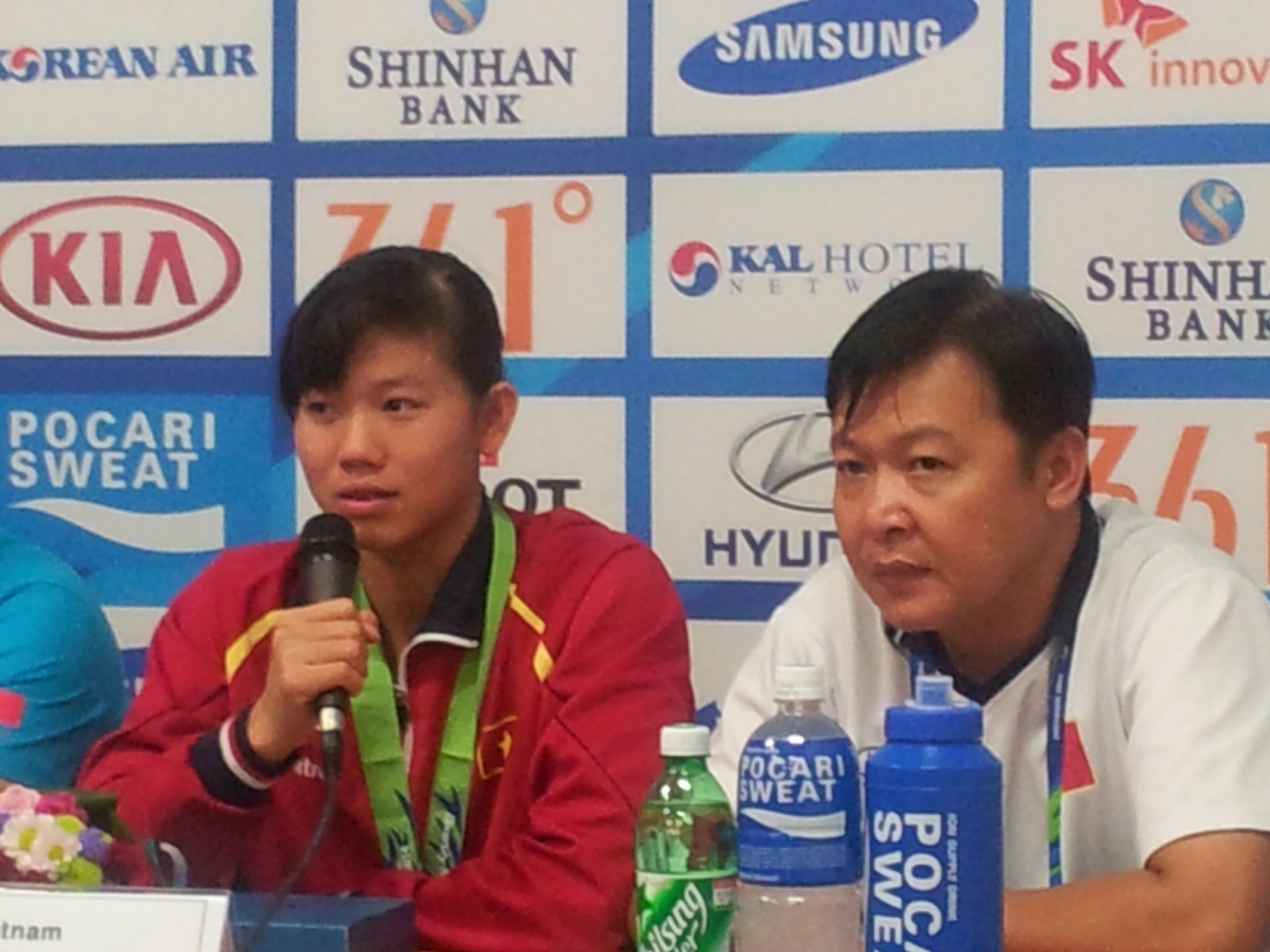 Hai thầy trò Ánh Viên đều tiếc nuối vì lỡ cơ hội giành HCV Asian Games. Ảnh: Hồng Vân.