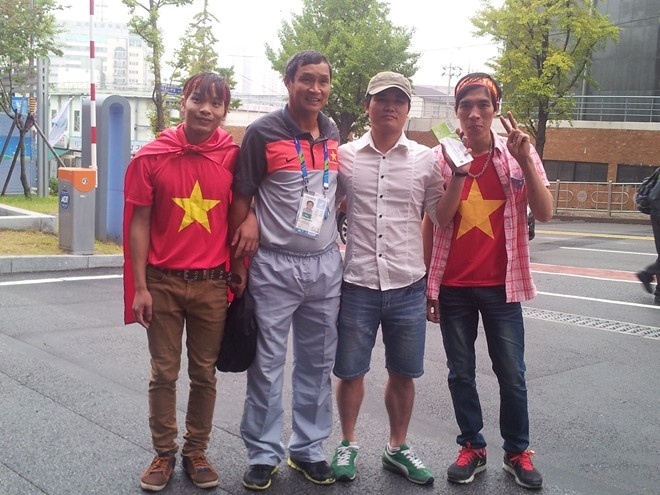 HLV Mai Đức Chung tặng vé cho nhóm CĐV nhiệt tình trước trận đấu.