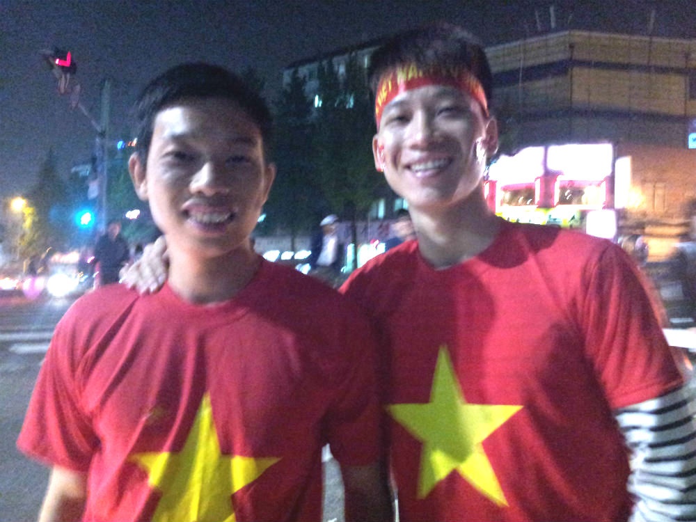 Hai CĐV Tuấn và Hà xin làm thêm ca, thêm giờ để có thời gian đi cổ vũ thầy trò HLV Mai Đức Chung.