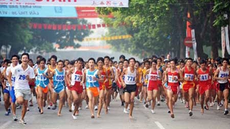 Hon 300.000 nguoi tham du giai chay bao Ha Noi moi hinh anh