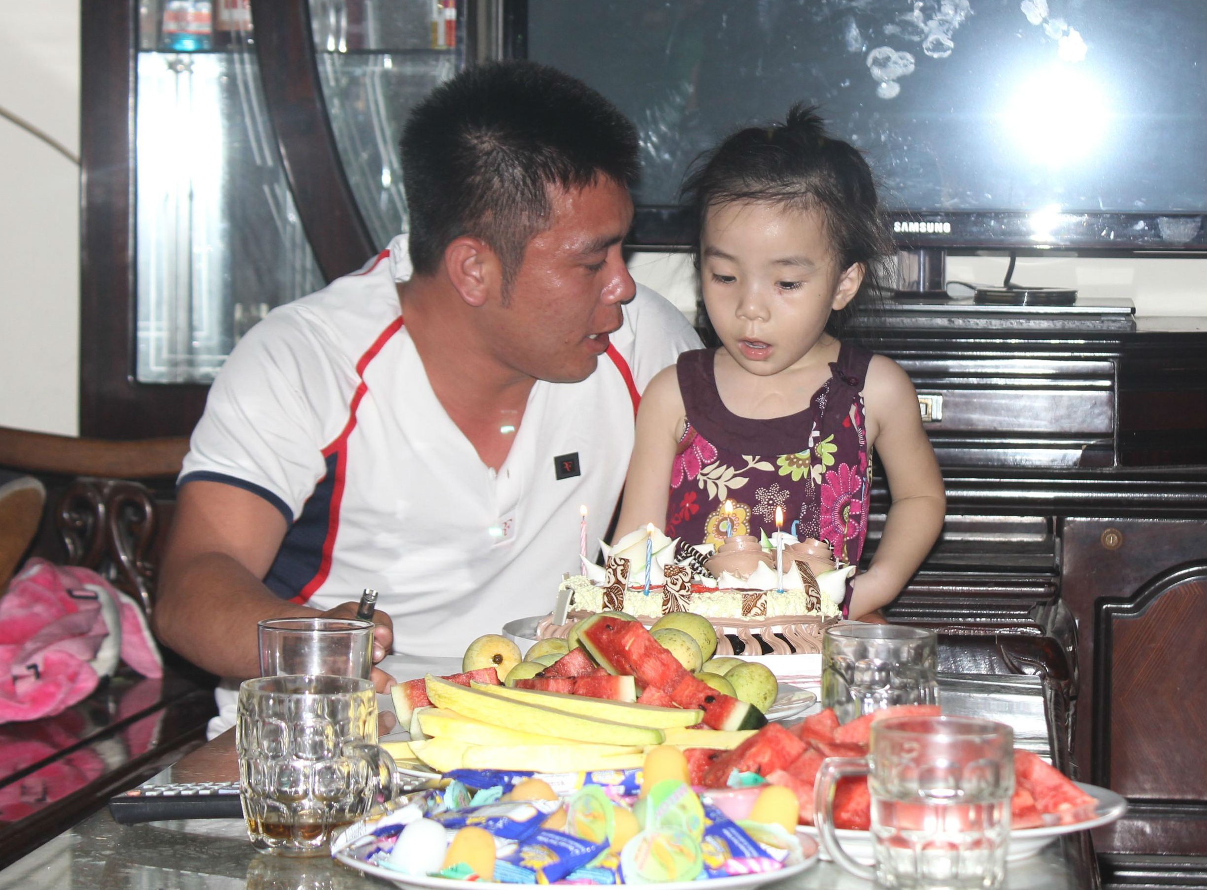 Đắc Khánh bên cô con gái nhỏ mà anh rất cưng chiều.