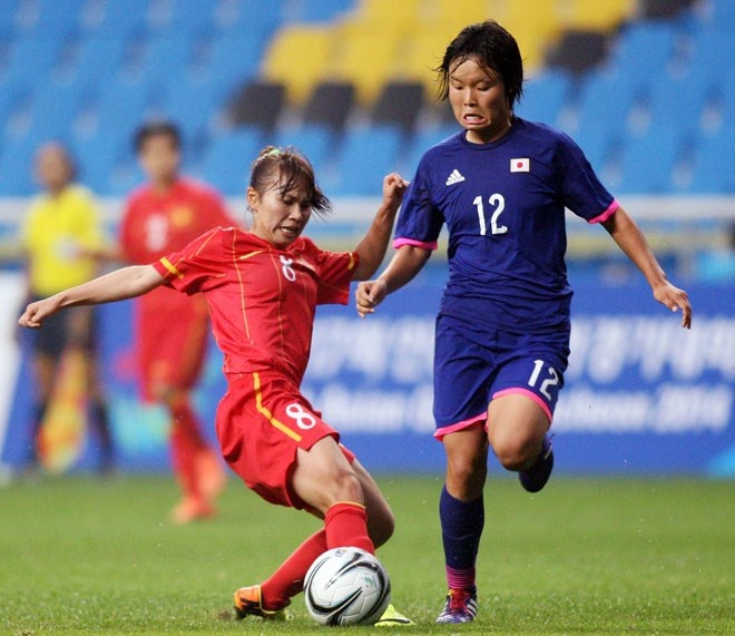 Nguyễn Thị Liễu (8) tranh bóng với cầu thủ Nhật Bản tại ASIAD 14.